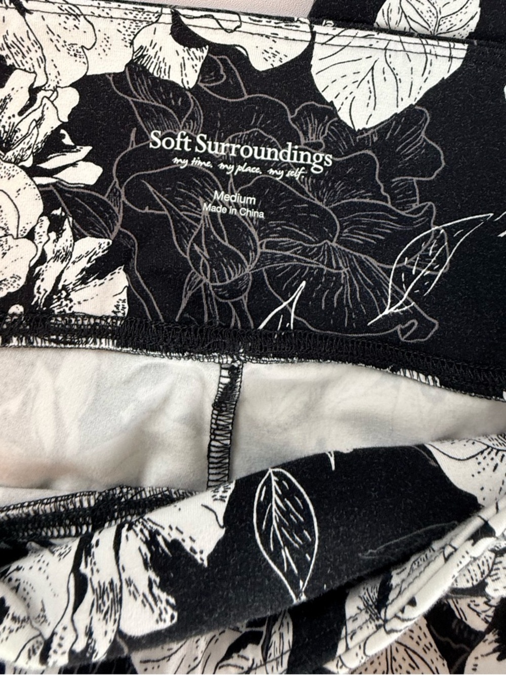 Soft Surroundings Black White Floral Leggings Womens Medium Stretch pant Size M - Picture 6 of 7